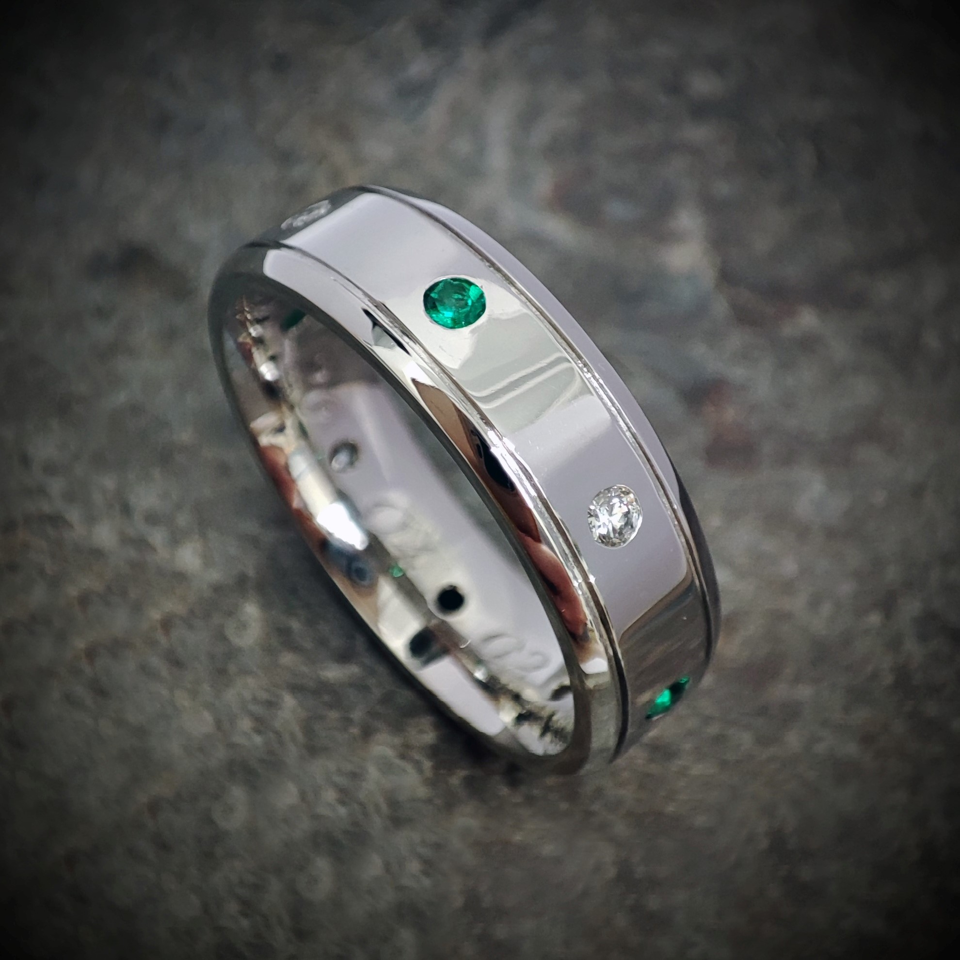 Emerald and dia platinum ring